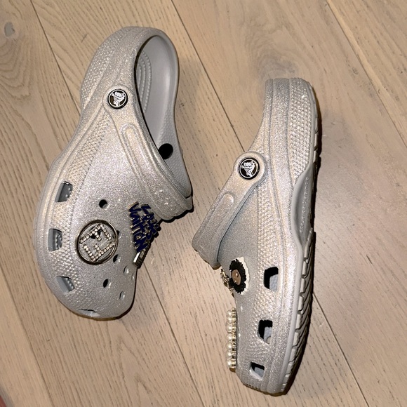 😍WOMEN GLITTER CROCS BUNDLE WITH CHARMS. Size 6, used gently in great condition - Picture 6 of 14